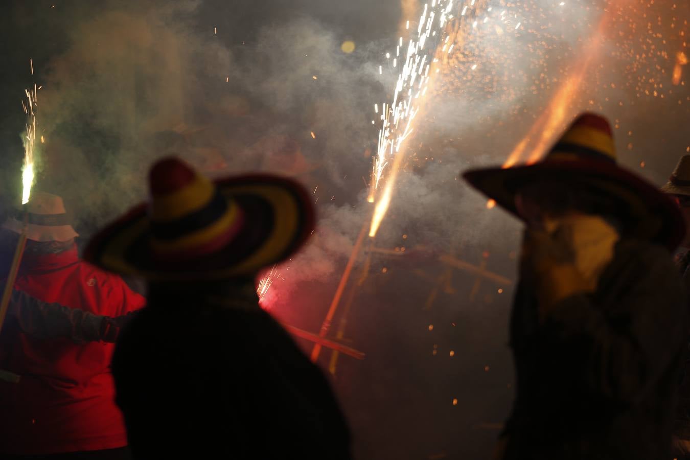 Fotos: La cordà de Paterna abre fuego con el pasacalle de cohetes de lujo