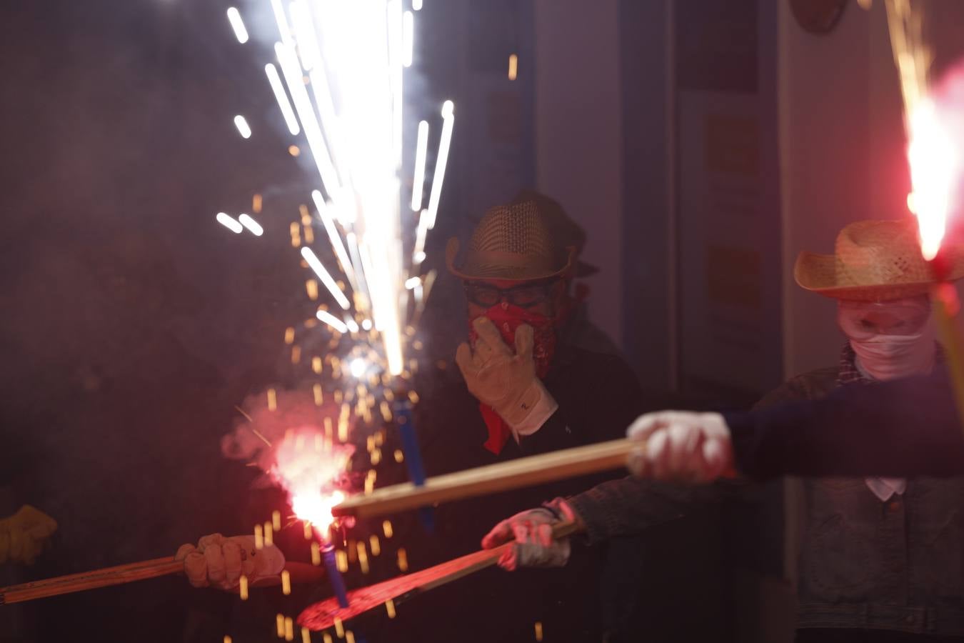 Fotos: La cordà de Paterna abre fuego con el pasacalle de cohetes de lujo