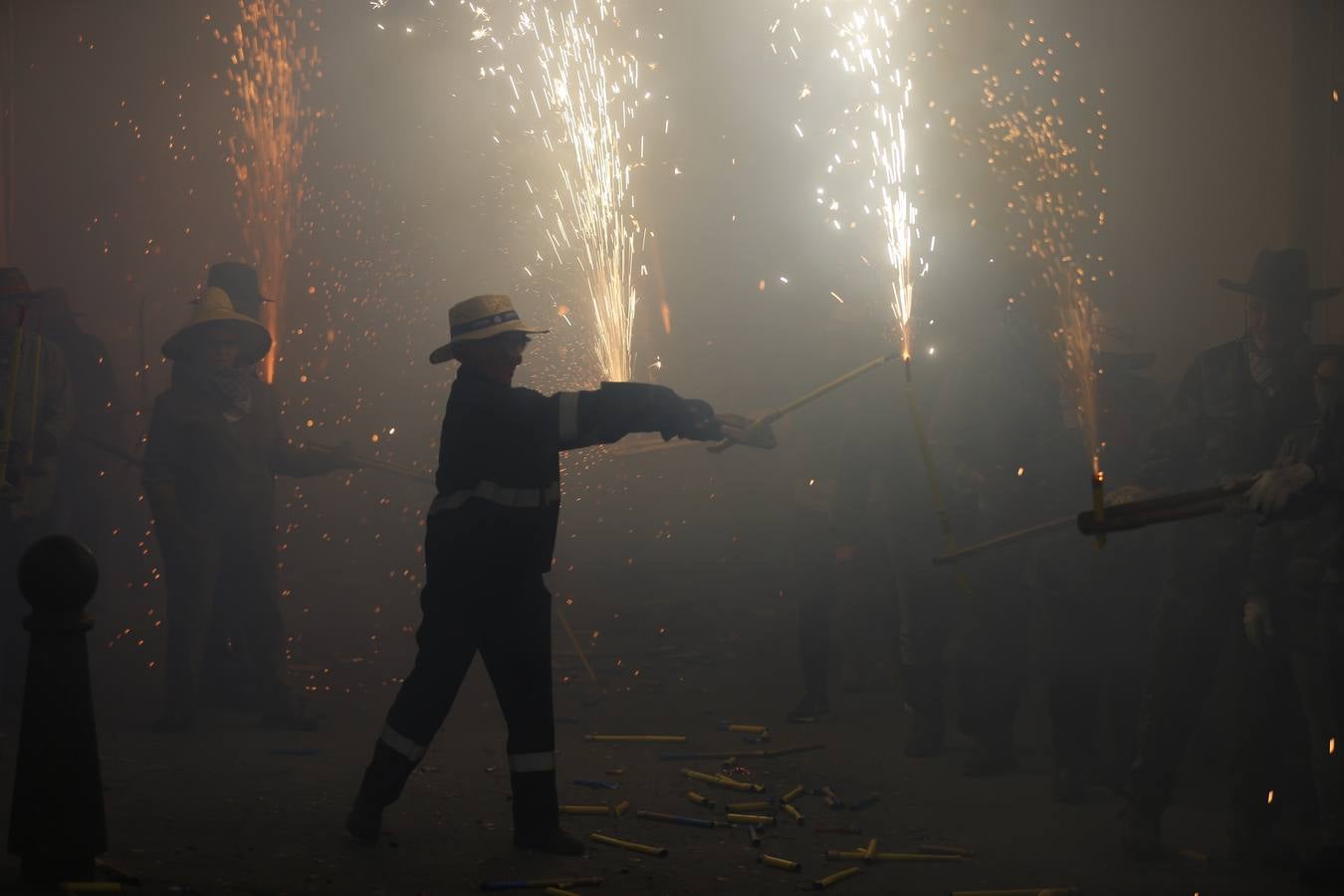 Fotos: La cordà de Paterna abre fuego con el pasacalle de cohetes de lujo