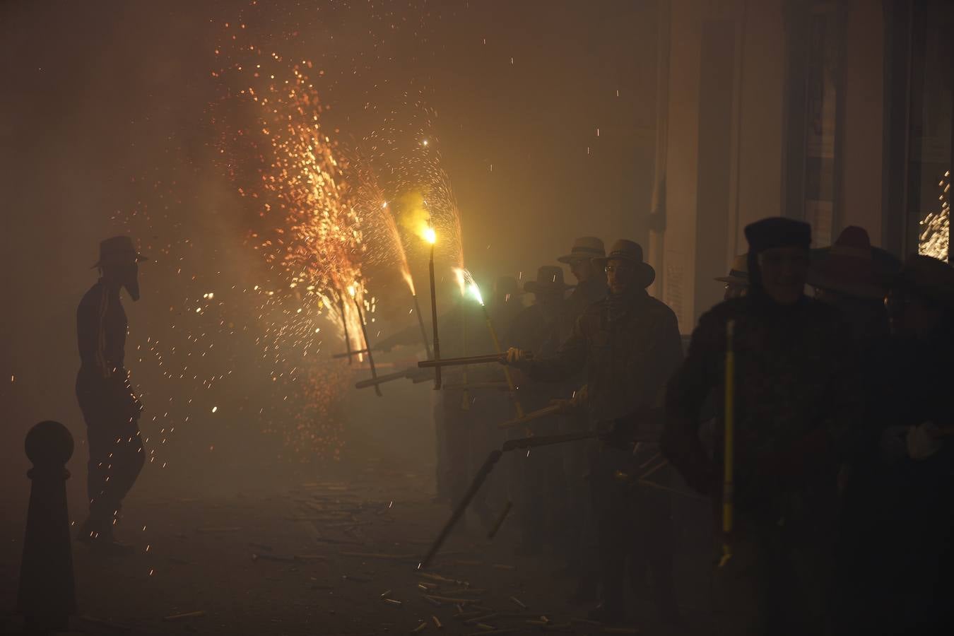 Fotos: La cordà de Paterna abre fuego con el pasacalle de cohetes de lujo