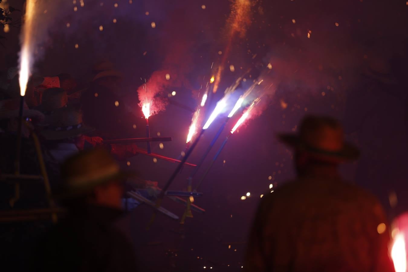 Fotos: La cordà de Paterna abre fuego con el pasacalle de cohetes de lujo