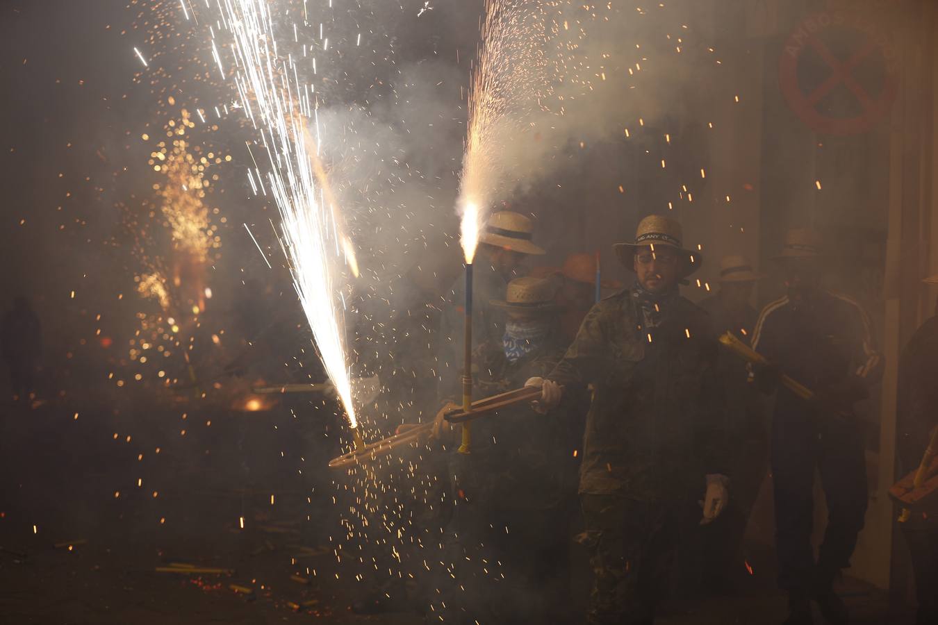 Fotos: La cordà de Paterna abre fuego con el pasacalle de cohetes de lujo