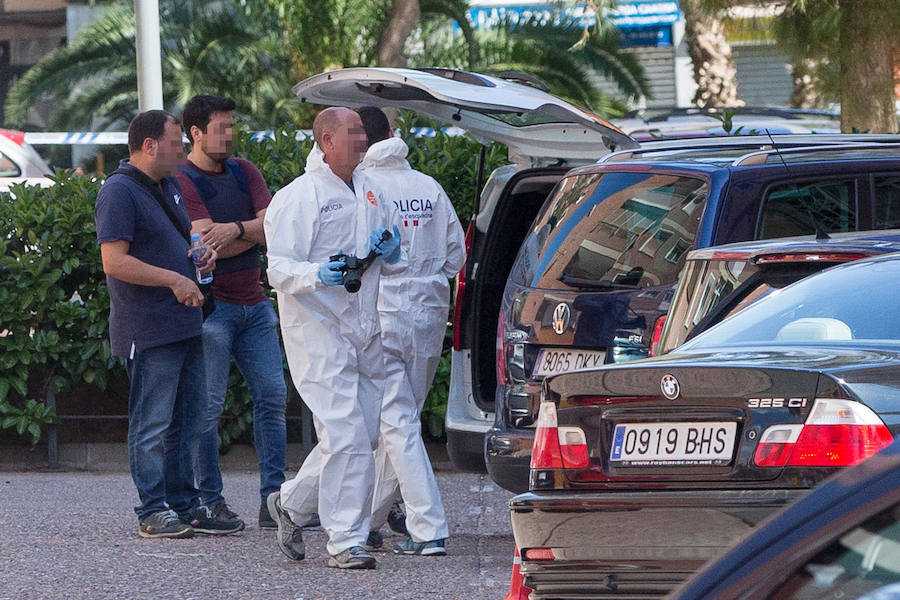 Investigadores tras el ataque en Cornellà. 