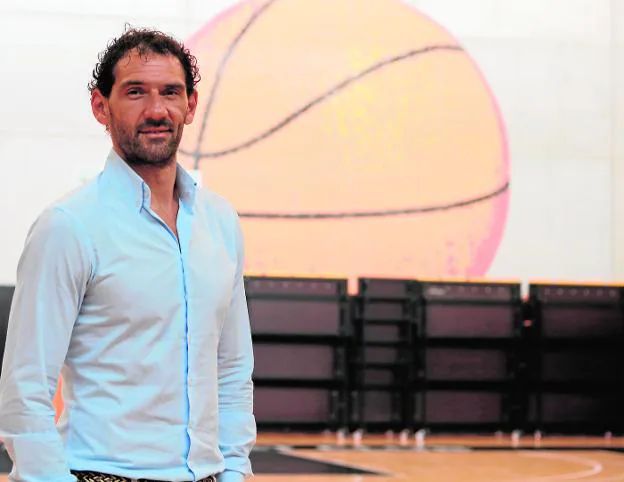 Jorge Garbajosa posa en la pista principal de L'Alqueria del Basket antes de la entrevista. 