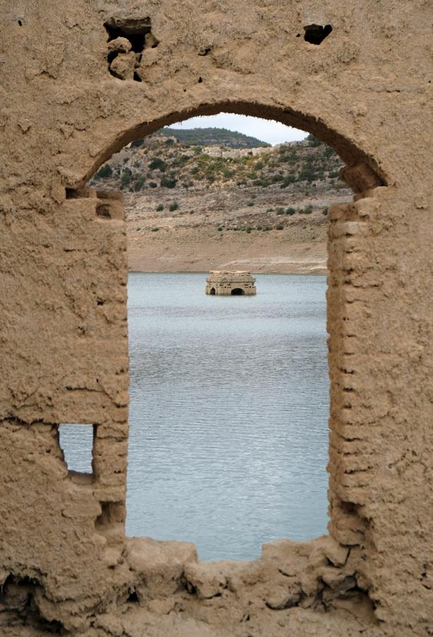 El pantano de Tous se encuentra actualmente al 13% de su capacidad, con 49,5 hectómetros cúbicos embalsados, según los datos de la Confederación Hidrográfica del Júcar. El nivel deja al descubierto restos del antiguo municipio, que quedó sumergido cuando se construyó la infraestructura, como sucede con el campanario de la iglesia. La imagen da una idea de la situación de sequía que afecta a la Comunitat. A poco más de un mes para que finalice el año hidrológico, la cuenca del Júcar se encuentra al 28,8% de su capacidad y la del Segura al 24,3%.