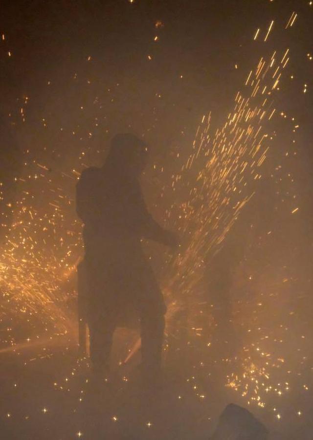 Fotos: La cordà de Paterna abre fuego con el pasacalle de cohetes de lujo