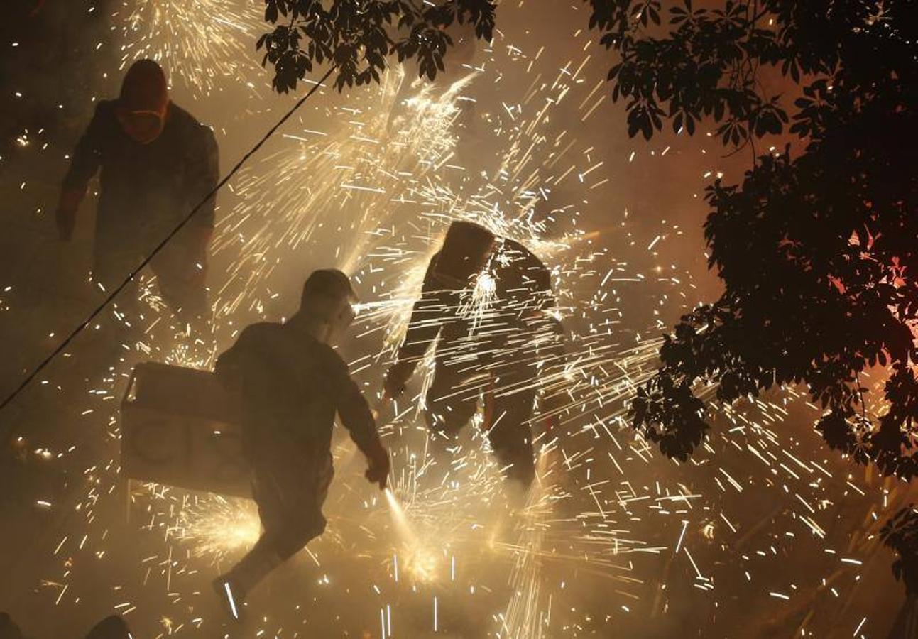 Fotos: La cordà de Paterna abre fuego con el pasacalle de cohetes de lujo