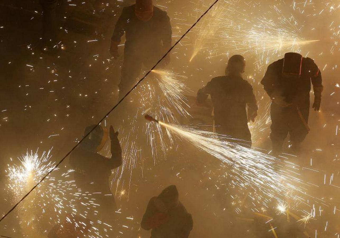 Fotos: La cordà de Paterna abre fuego con el pasacalle de cohetes de lujo