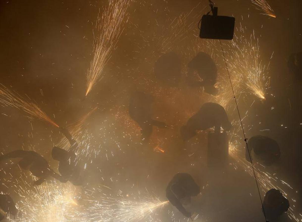 Fotos: La cordà de Paterna abre fuego con el pasacalle de cohetes de lujo