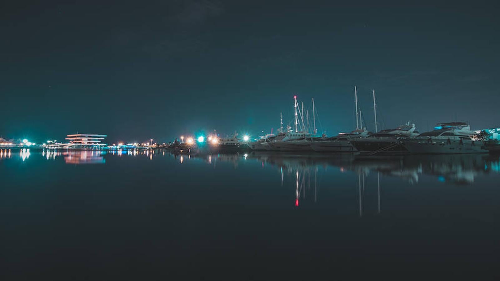 La Marina de Valencia con el Veles e Vents de fondo.