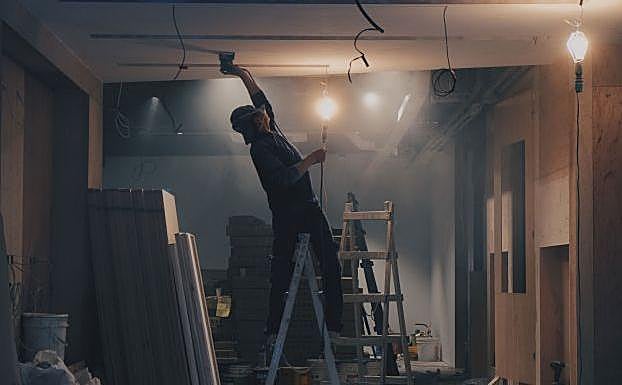 Un trabajador en el interior de un inmueble en construcción.