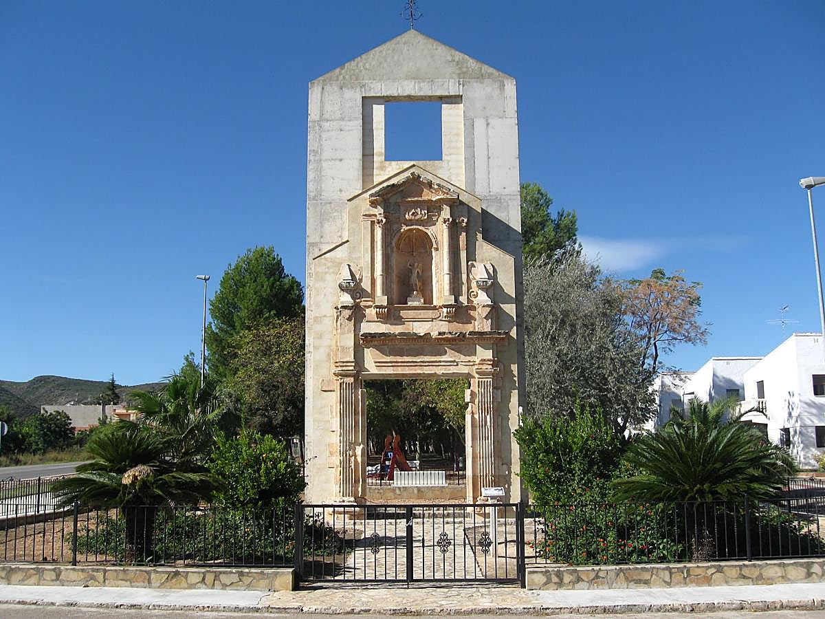 La fachada de la antigua iglesia se desplazó al nuevo emplazamiento del pueblo de Tous. 