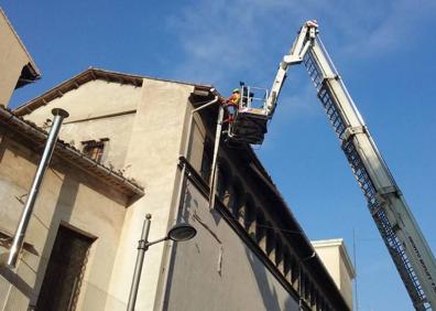 Imagen secundaria 1 - Imágenes del saneamiento de la fachada del Palacio Ducal de Gandia, así como de la parte que se ha desprendido 