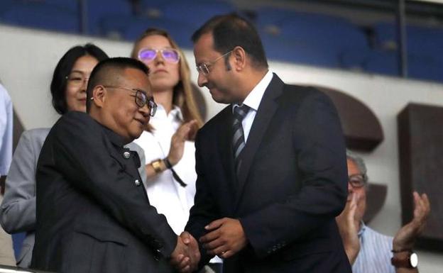 El presidente del Espanyol, Chen Yangsheng, y el del Valencia CF, Anil Murthy, se saludan en el palco. 