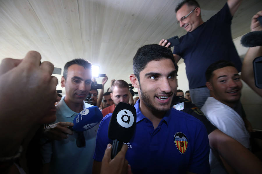 Así ha sido la llegada de Guedes a Valencia