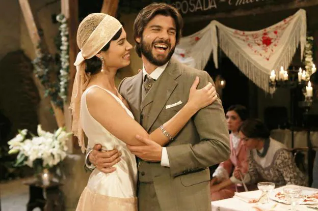 María y Gonzalo (a los que dan vida Loreto Mauleón y Jordi Coll), en la escena del día de su boda de una temporada anterior. 