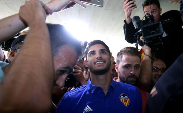 Gonçalo Guedes posa con la bufanda a su llegada a Valencia. 