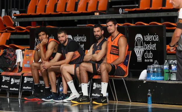 Labeyrie, Diot, Rafa Martínez y Abalde sentados en un entrenamiento. 