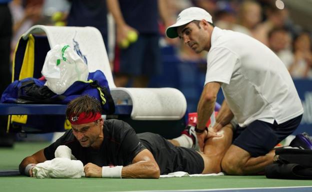 David Ferrer es atendido durante el partido contra Nadal en el US Open. 