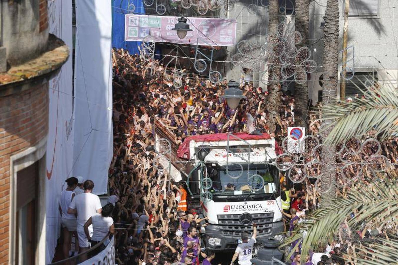 La Tomatina de Buñol lanza 155.000 kilos de tomates supermaduros en una de las fiestas más divertidas del año