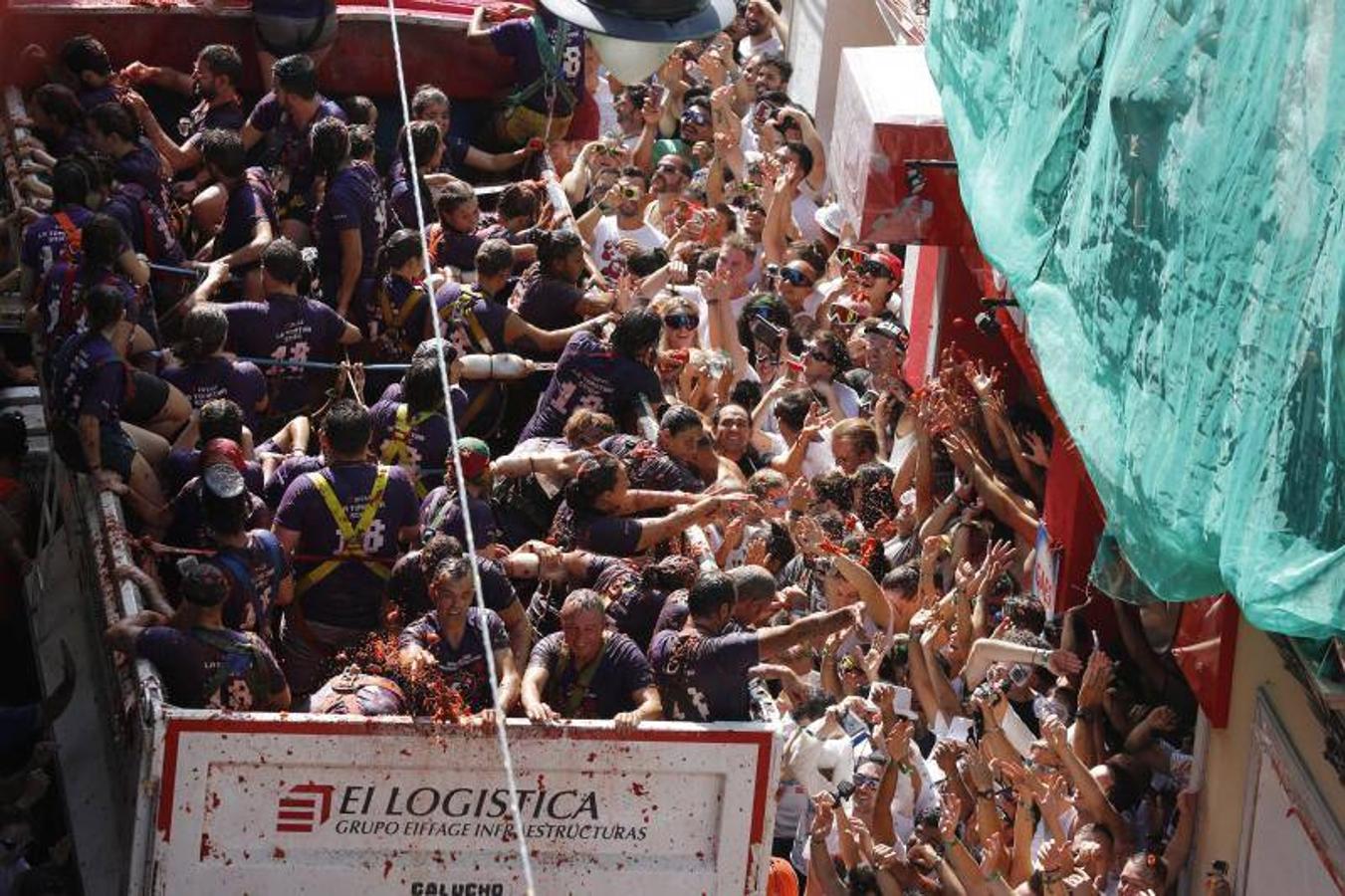 La Tomatina de Buñol lanza 155.000 kilos de tomates supermaduros en una de las fiestas más divertidas del año