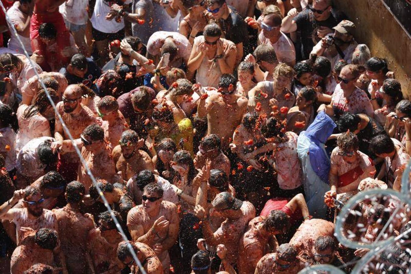 La Tomatina de Buñol lanza 155.000 kilos de tomates supermaduros en una de las fiestas más divertidas del año