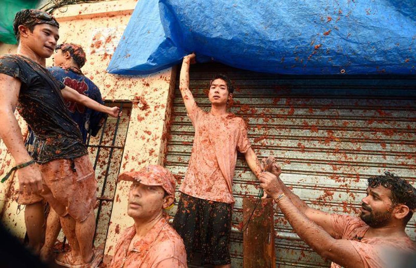 La Tomatina de Buñol lanza 155.000 kilos de tomates supermaduros en una de las fiestas más divertidas del año