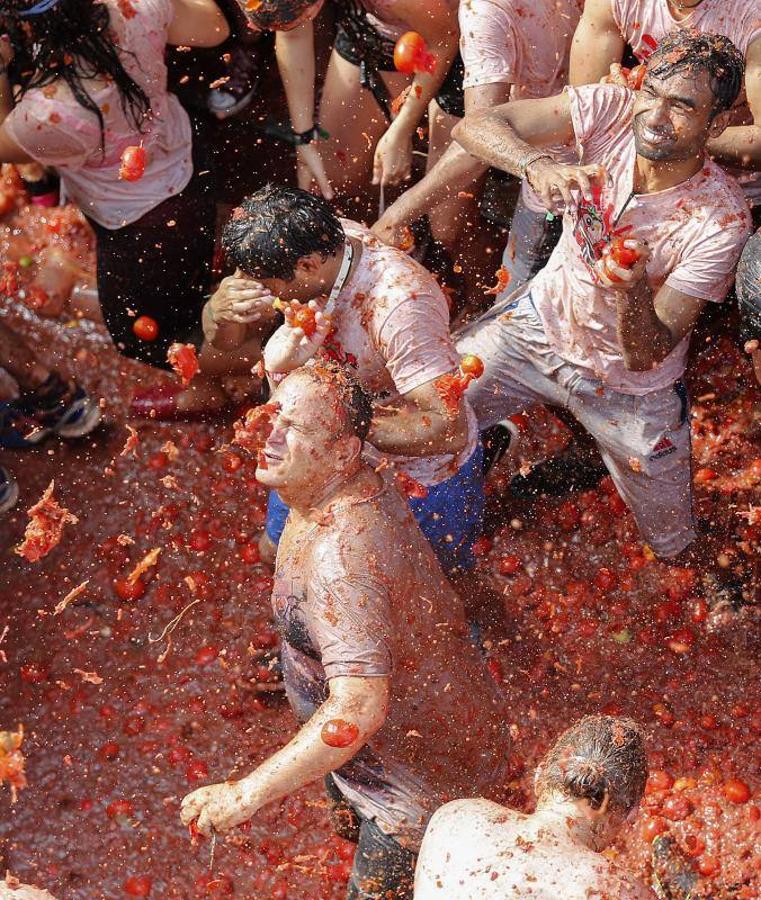 La Tomatina de Buñol lanza 155.000 kilos de tomates supermaduros en una de las fiestas más divertidas del año