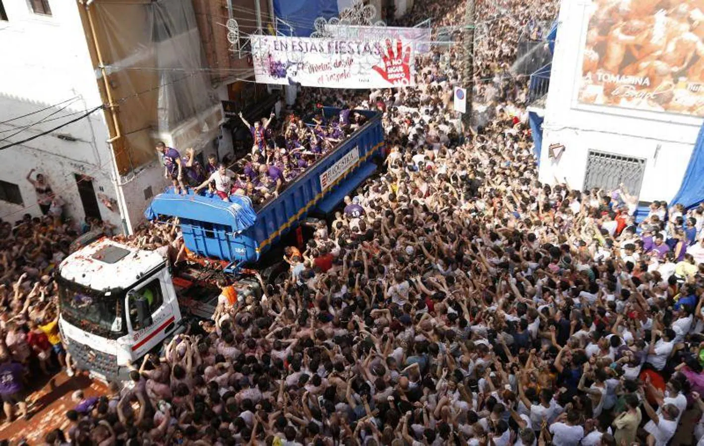 La Tomatina de Buñol lanza 155.000 kilos de tomates supermaduros en una de las fiestas más divertidas del año