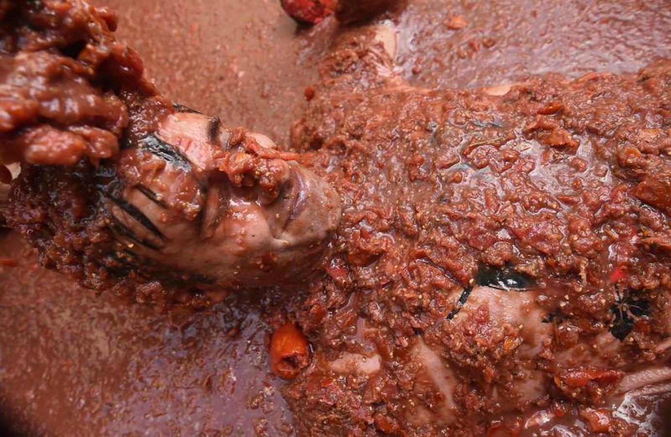 La Tomatina de Buñol lanza 155.000 kilos de tomates supermaduros en una de las fiestas más divertidas del año