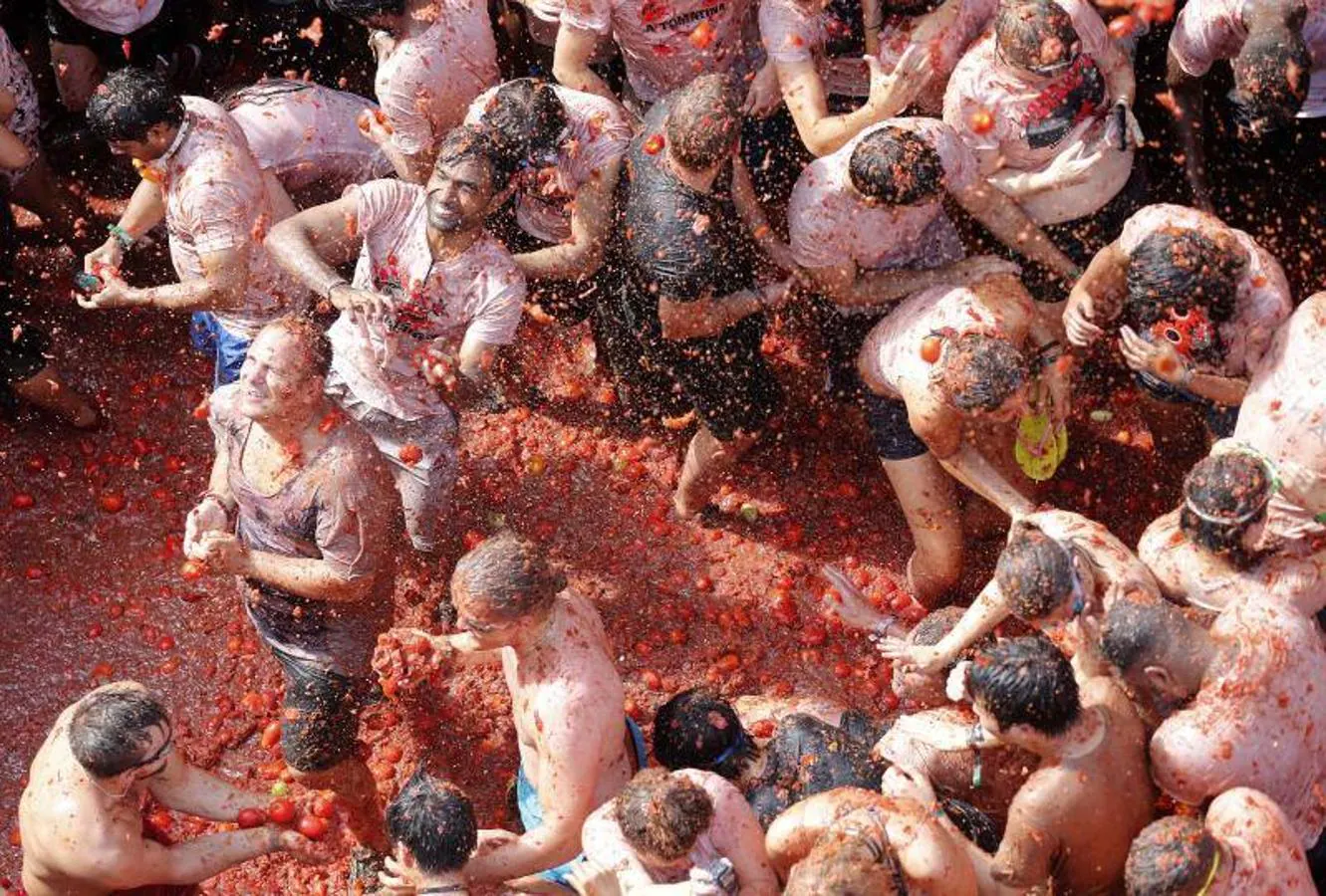 La Tomatina de Buñol lanza 155.000 kilos de tomates supermaduros en una de las fiestas más divertidas del año
