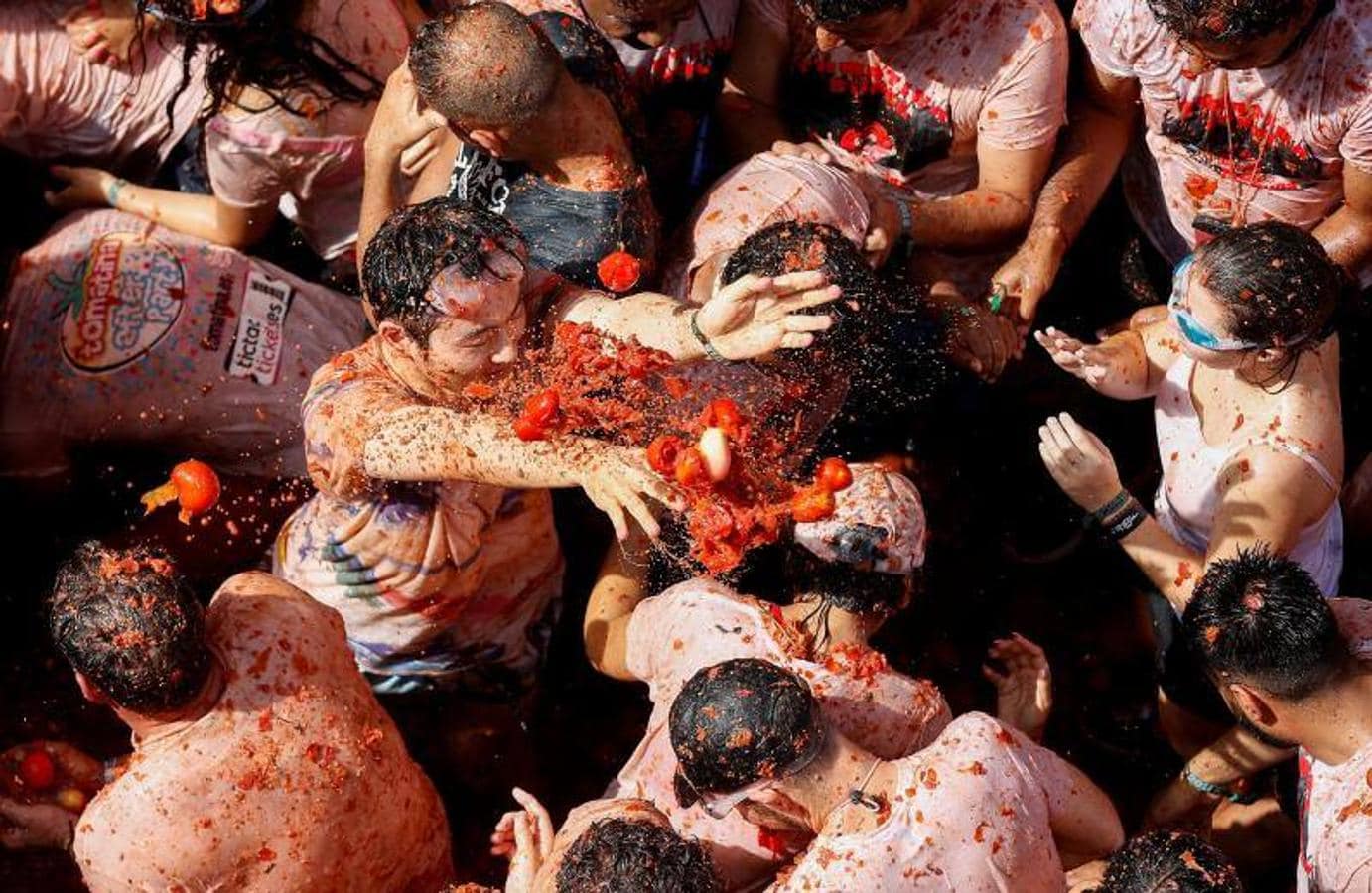 La Tomatina de Buñol lanza 155.000 kilos de tomates supermaduros en una de las fiestas más divertidas del año