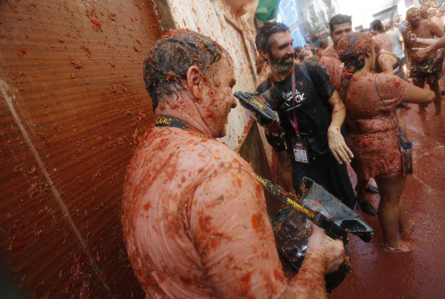 Buñol ha vivido este miércoles su fiesta más internacional. La Tomatina 2018 ha reunido a 20.000 personas que se han lanzado 145.000 kilos de tomate en la batalla menos cruenta de la historia. Ataviados con ropa vieja, gafas protectoras o chubasqueros, extranjeros y locales han disfrutado a tope de una fiesta que, además de diversión, genera un importante retorno económico a la localidad. 