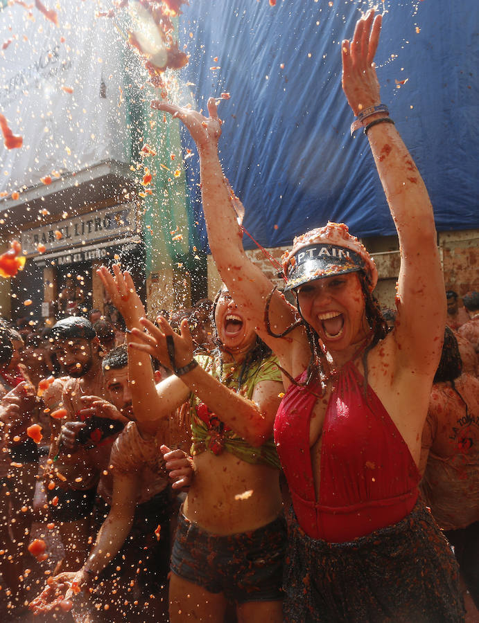 Buñol ha vivido este miércoles su fiesta más internacional. La Tomatina 2018 ha reunido a 20.000 personas que se han lanzado 145.000 kilos de tomate en la batalla menos cruenta de la historia. Ataviados con ropa vieja, gafas protectoras o chubasqueros, extranjeros y locales han disfrutado a tope de una fiesta que, además de diversión, genera un importante retorno económico a la localidad. 