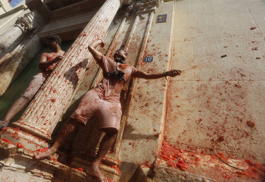 Buñol ha vivido este miércoles su fiesta más internacional. La Tomatina 2018 ha reunido a 20.000 personas que se han lanzado 145.000 kilos de tomate en la batalla menos cruenta de la historia. Ataviados con ropa vieja, gafas protectoras o chubasqueros, extranjeros y locales han disfrutado a tope de una fiesta que, además de diversión, genera un importante retorno económico a la localidad. 
