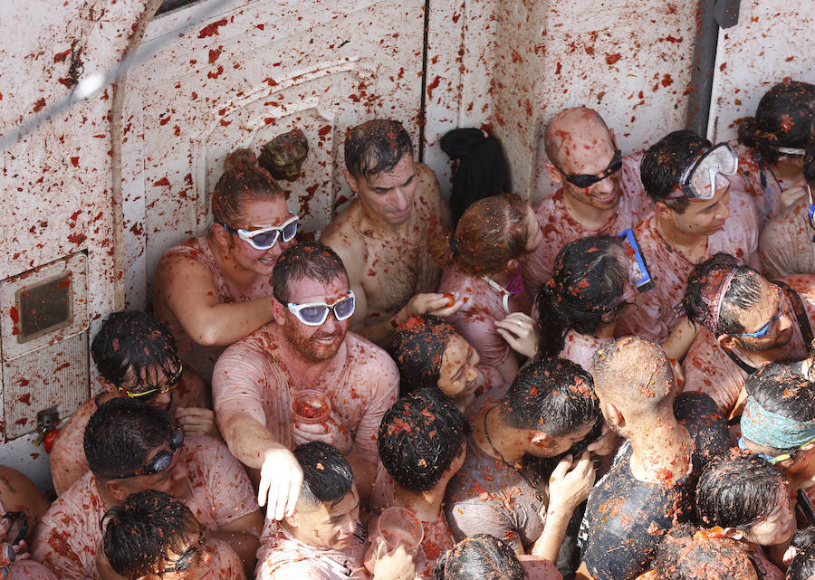 Buñol ha vivido este miércoles su fiesta más internacional. La Tomatina 2018 ha reunido a 20.000 personas que se han lanzado 145.000 kilos de tomate en la batalla menos cruenta de la historia. Ataviados con ropa vieja, gafas protectoras o chubasqueros, extranjeros y locales han disfrutado a tope de una fiesta que, además de diversión, genera un importante retorno económico a la localidad. 