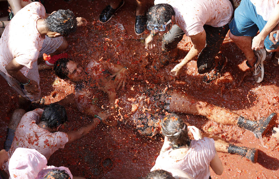 Buñol ha vivido este miércoles su fiesta más internacional. La Tomatina 2018 ha reunido a 20.000 personas que se han lanzado 145.000 kilos de tomate en la batalla menos cruenta de la historia. Ataviados con ropa vieja, gafas protectoras o chubasqueros, extranjeros y locales han disfrutado a tope de una fiesta que, además de diversión, genera un importante retorno económico a la localidad. 