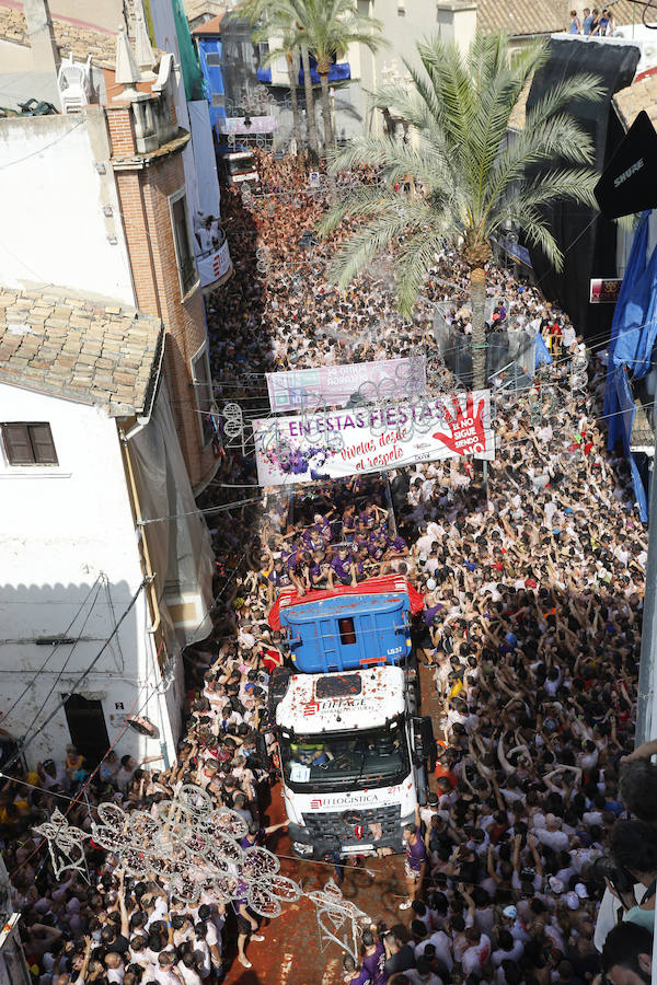 Buñol ha vivido este miércoles su fiesta más internacional. La Tomatina 2018 ha reunido a 20.000 personas que se han lanzado 145.000 kilos de tomate en la batalla menos cruenta de la historia. Ataviados con ropa vieja, gafas protectoras o chubasqueros, extranjeros y locales han disfrutado a tope de una fiesta que, además de diversión, genera un importante retorno económico a la localidad. 