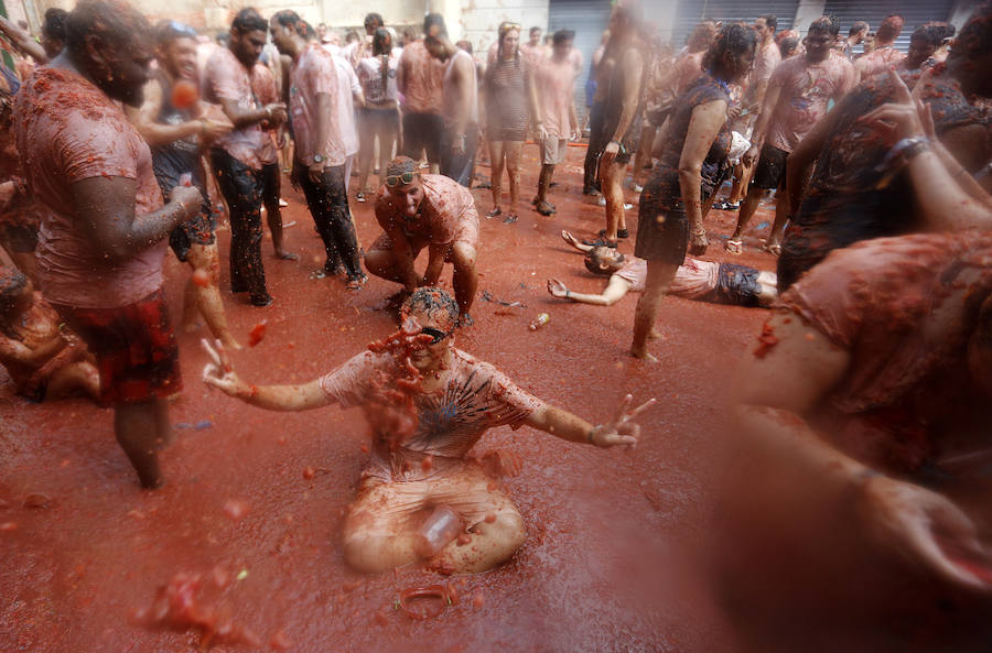 Buñol ha vivido este miércoles su fiesta más internacional. La Tomatina 2018 ha reunido a 20.000 personas que se han lanzado 145.000 kilos de tomate en la batalla menos cruenta de la historia. Ataviados con ropa vieja, gafas protectoras o chubasqueros, extranjeros y locales han disfrutado a tope de una fiesta que, además de diversión, genera un importante retorno económico a la localidad. 