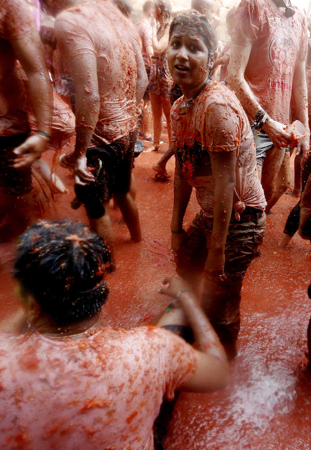Buñol ha vivido este miércoles su fiesta más internacional. La Tomatina 2018 ha reunido a 20.000 personas que se han lanzado 145.000 kilos de tomate en la batalla menos cruenta de la historia. Ataviados con ropa vieja, gafas protectoras o chubasqueros, extranjeros y locales han disfrutado a tope de una fiesta que, además de diversión, genera un importante retorno económico a la localidad. 