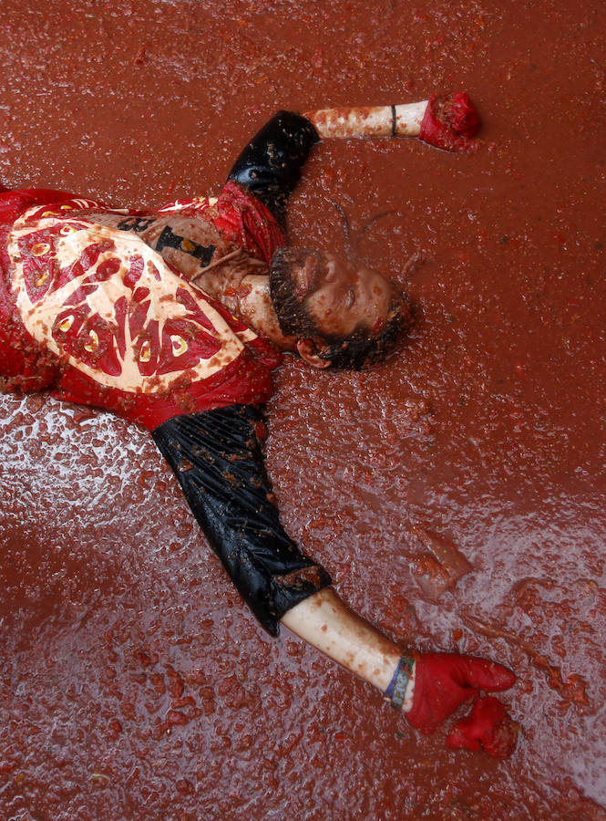 Buñol ha vivido este miércoles su fiesta más internacional. La Tomatina 2018 ha reunido a 20.000 personas que se han lanzado 145.000 kilos de tomate en la batalla menos cruenta de la historia. Ataviados con ropa vieja, gafas protectoras o chubasqueros, extranjeros y locales han disfrutado a tope de una fiesta que, además de diversión, genera un importante retorno económico a la localidad. 