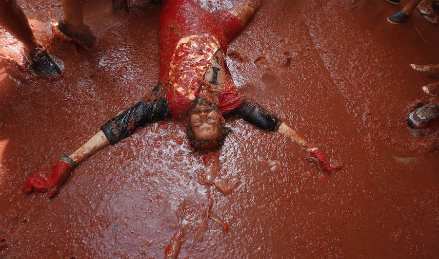 Buñol ha vivido este miércoles su fiesta más internacional. La Tomatina 2018 ha reunido a 20.000 personas que se han lanzado 145.000 kilos de tomate en la batalla menos cruenta de la historia. Ataviados con ropa vieja, gafas protectoras o chubasqueros, extranjeros y locales han disfrutado a tope de una fiesta que, además de diversión, genera un importante retorno económico a la localidad. 