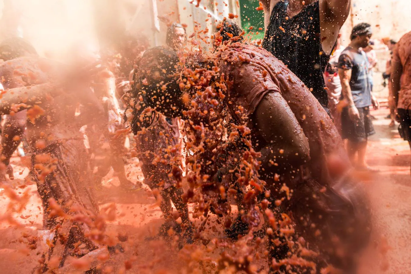 La Tomatina de Buñol lanza 155.000 kilos de tomates supermaduros en una de las fiestas más divertidas del año, conocida como 'Tomato Festival' entre los extranjeros.
