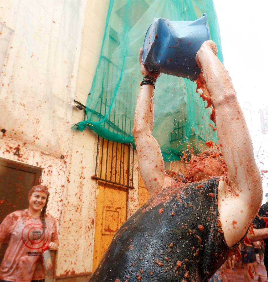 La Tomatina de Buñol lanza 155.000 kilos de tomates supermaduros en una de las fiestas más divertidas del año,, conocida como 'Tomato Festival' entre los extranjeros.