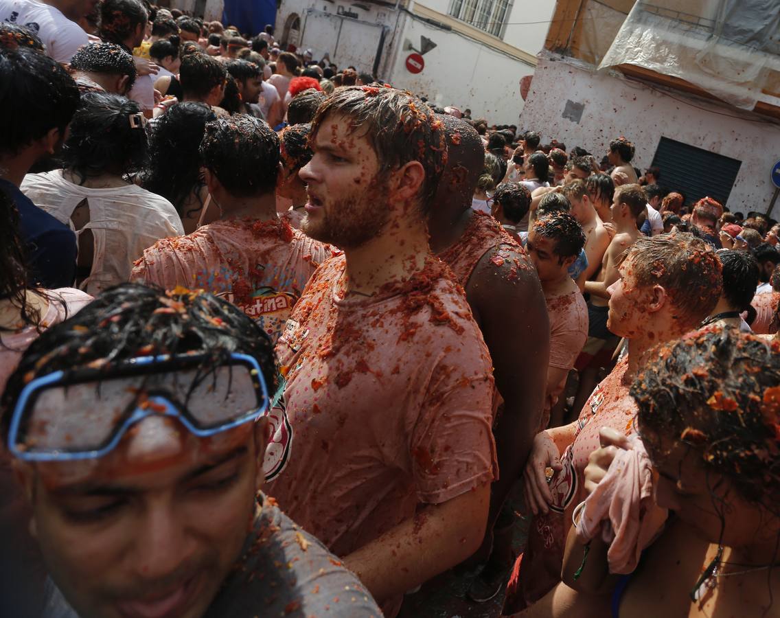 La Tomatina de Buñol lanza 155.000 kilos de tomates supermaduros en una de las fiestas más divertidas del año, conocida como 'Tomato Festival' entre los extranjeros.