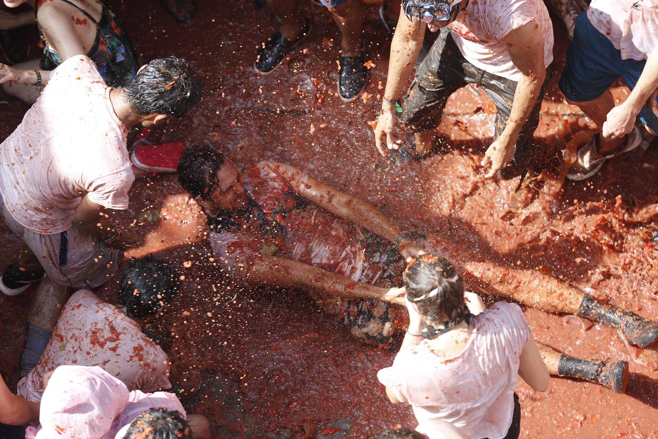 La Tomatina de Buñol lanza 155.000 kilos de tomates supermaduros en una de las fiestas más divertidas del año, conocida como 'Tomato Festival' entre los extranjeros.