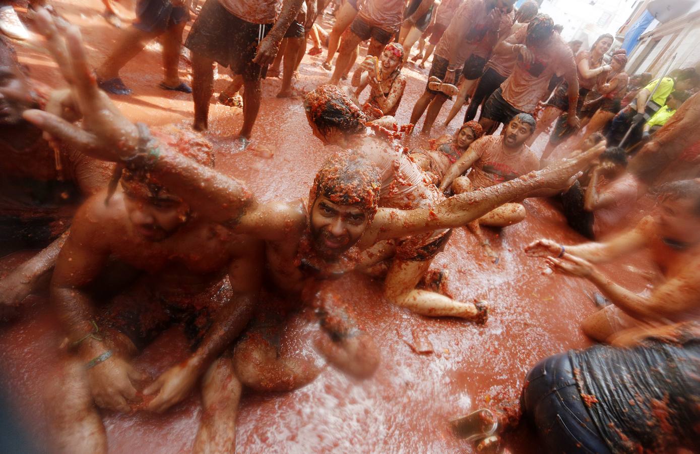 La Tomatina de Buñol lanza 155.000 kilos de tomates supermaduros en una de las fiestas más divertidas del año, conocida como 'Tomato Festival' entre los extranjeros.