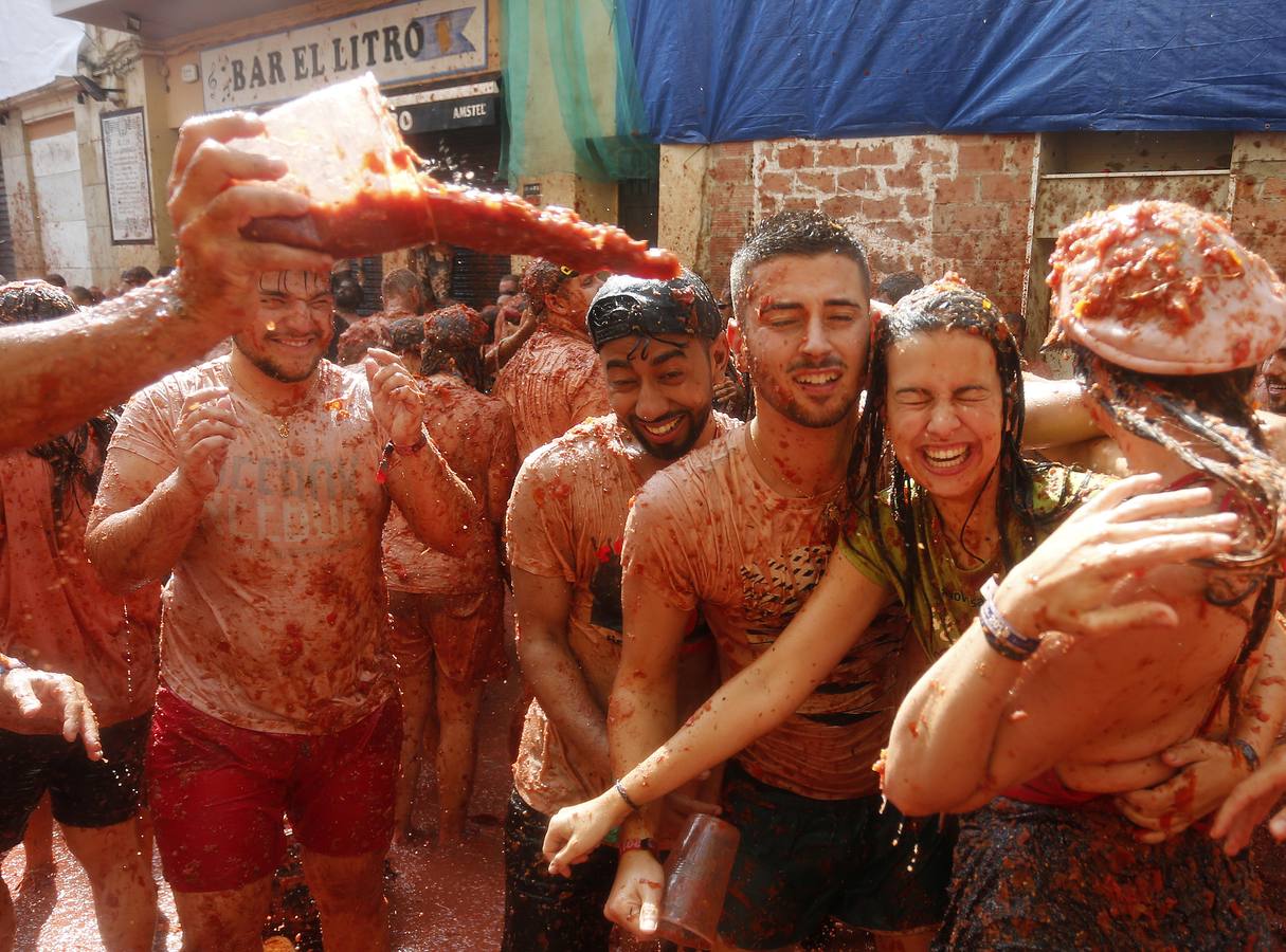 La Tomatina de Buñol lanza 155.000 kilos de tomates supermaduros en una de las fiestas más divertidas del año, conocida como 'Tomato Festival' entre los extranjeros.