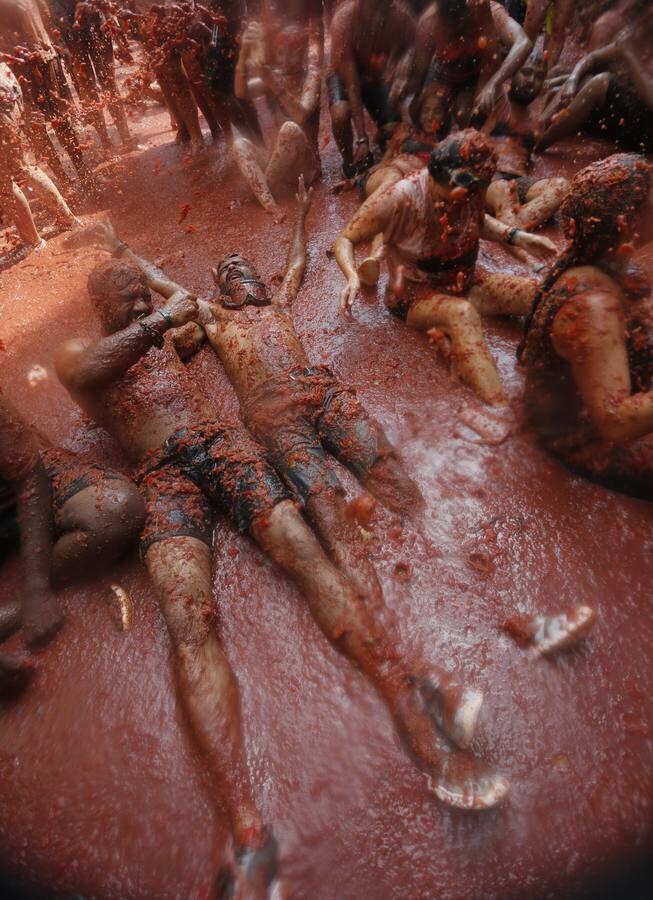 La Tomatina de Buñol lanza 155.000 kilos de tomates supermaduros en una de las fiestas más divertidas del año, conocida como 'Tomato Festival' entre los extranjeros.