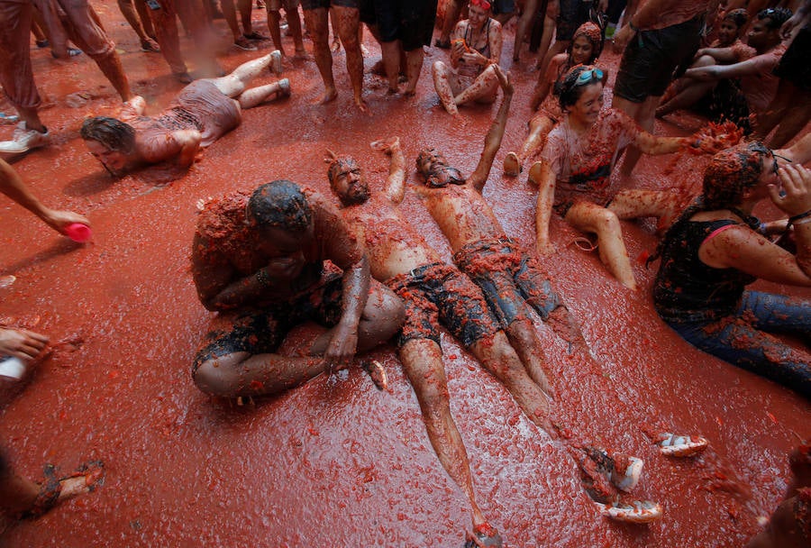 Buñol ha vivido este miércoles su fiesta más internacional. La Tomatina 2018 ha reunido a 20.000 personas que se han lanzado 145.000 kilos de tomate en la batalla menos cruenta de la historia. Ataviados con ropa vieja, gafas protectoras o chubasqueros, extranjeros y locales han disfrutado a tope de una fiesta que, además de diversión, genera un importante retorno económico a la localidad. 